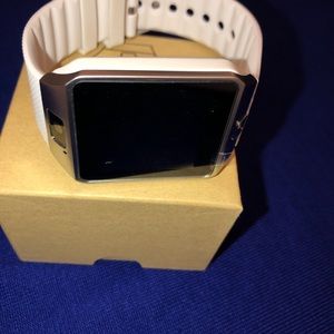 😍NEW BEAUTIFUL WHITE SMART WATCH❤️ Make an offer.